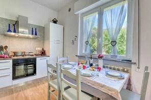 Réfrigérateur, four, plaque de cuisson, cafetière/bouilloire
