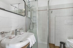 Douche, sĂšche-cheveux, bidet, serviettes fournies