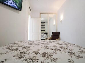 Iron/ironing board, WiFi, bed sheets