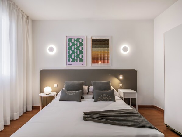 2 bedrooms, bed sheets
