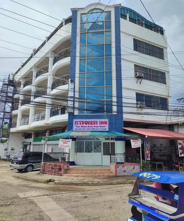 A multi-story building with a sign for "ISTORPELINN" indicating it is a home away from home. - Istroberi Inn By Zuzu (Puerto Princesa)