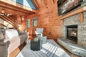 Smart TV, fireplace - Romantic Cabin! Mtn Views! Theater! Sauna! Hottub (Sevierville)
