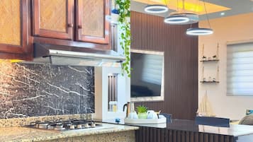 Geladeira, micro-ondas, fogão, cooktop