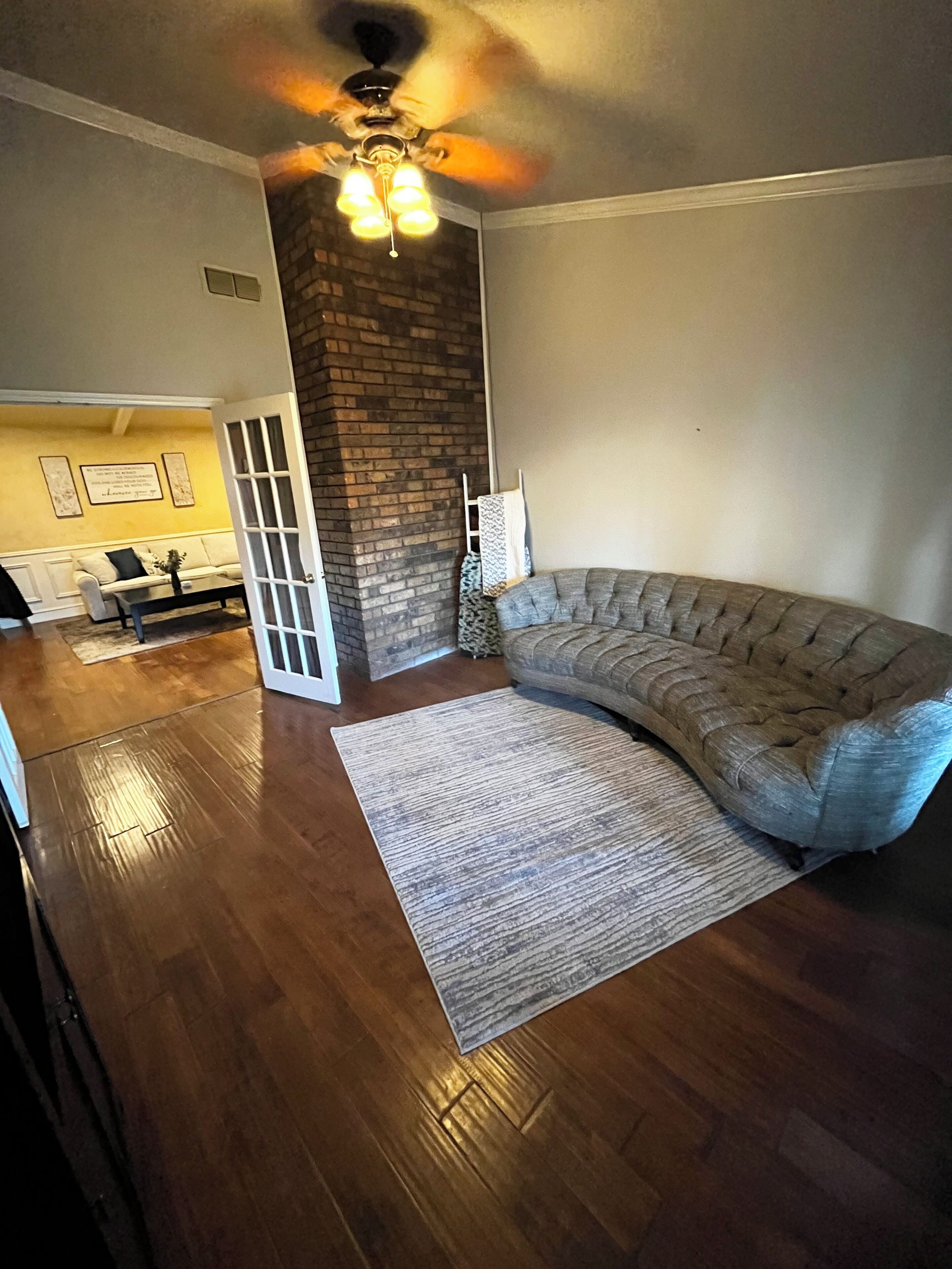 Smart-TV, Kamin, Bücher