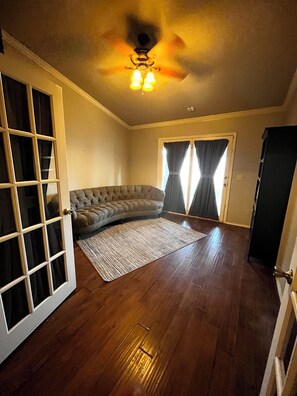 Smart TV, fireplace, books - Spacious 3 bedroom, 2 bathroom home (Amarillo)