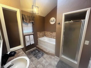 Hair dryer, towels, soap, shampoo - Spacious 3 bedroom, 2 bathroom home (Amarillo)