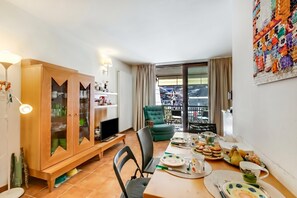 Living and dining room - Theo's House with Terrace, Bardonecchia, Italy (Bardonecchia)