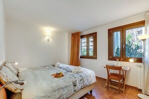 1 habitación, tabla de planchar con plancha y ropa de cama 