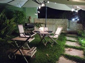 Outdoor dining - Verde Mare apartment in villa with garden, oasis Saline and Playa Sol Taguali (Carrozziere)