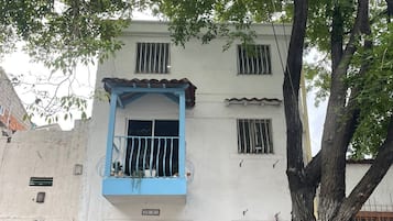 Vista frontal de la propiedad