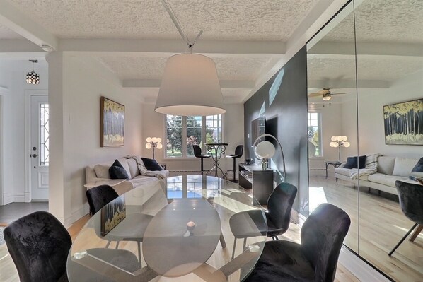 Living area - Cottage facing park and Lac St-Louis, Lachine(bicycle and pedestrian paths) (Montréal)