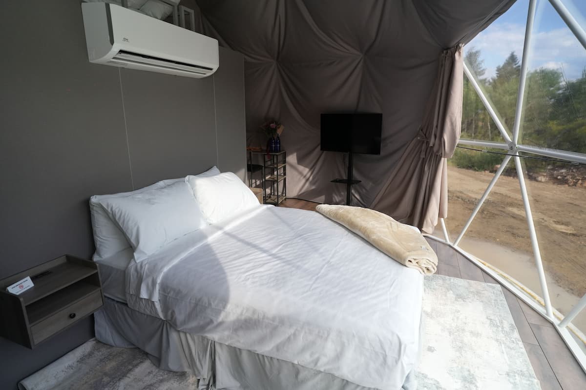 1 bedroom, premium bedding, pillowtop beds, in-room safe