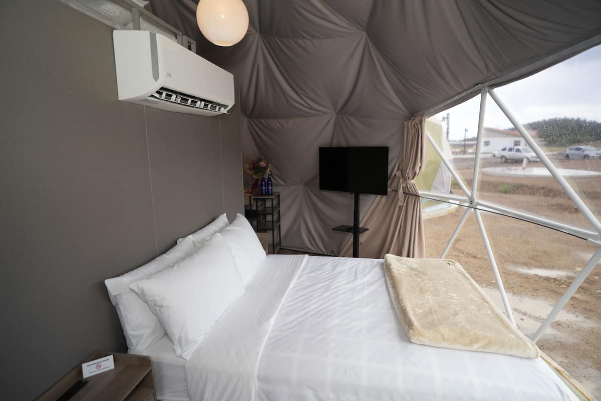 1 bedroom, premium bedding, pillowtop beds, in-room safe
