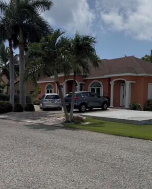 Property grounds - The Happystay (Bodden Town)