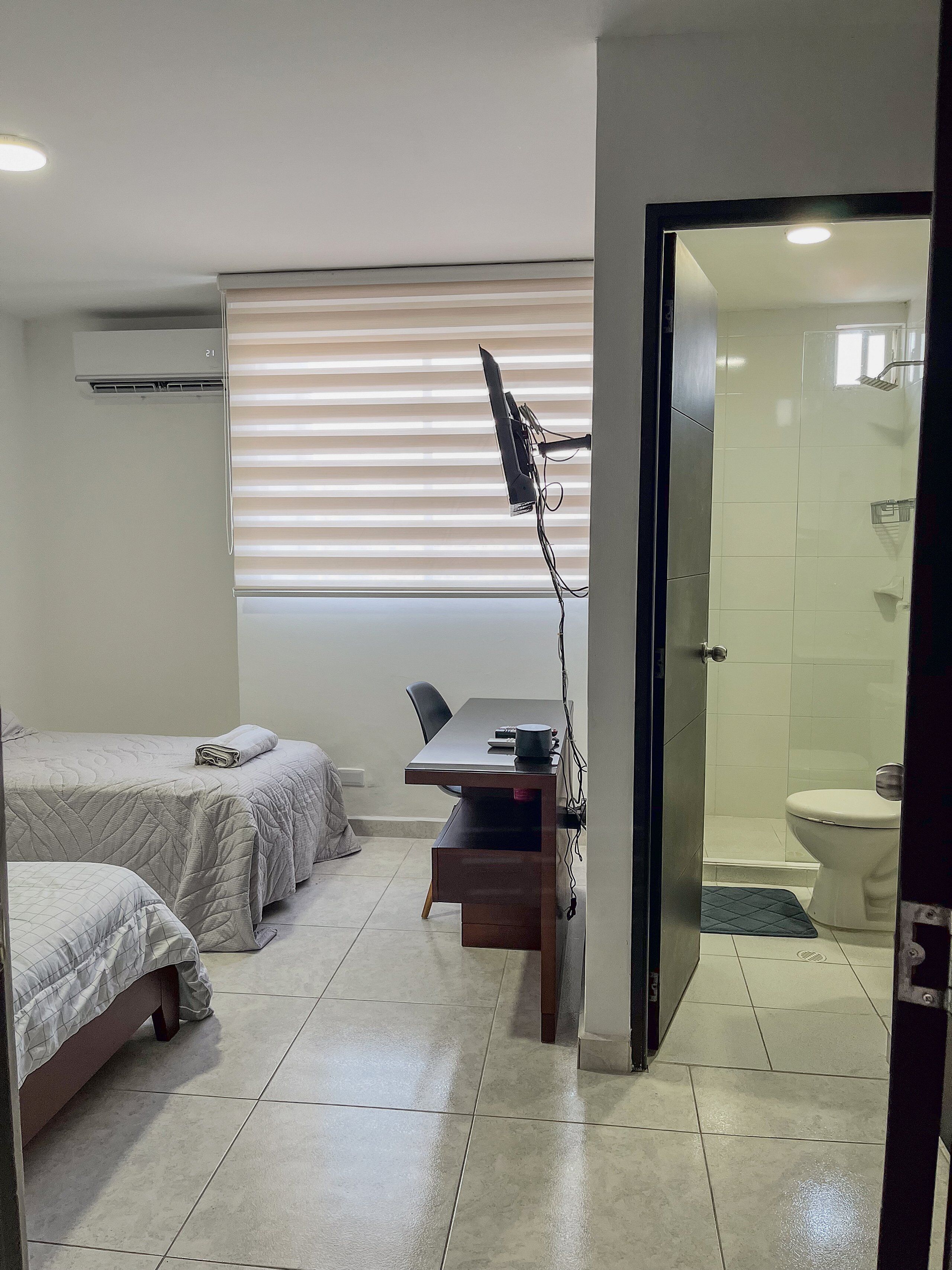 Departamento básico, aire acondicionado, vista a la ciudad | Caja de seguridad en la habitación y wifi gratis 