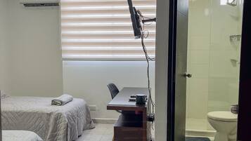 Departamento básico, aire acondicionado, vista a la ciudad | Caja de seguridad en la habitación y wifi gratis