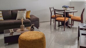 Basic-Apartment, Klimaanlage, Stadtblick | Wohnbereich