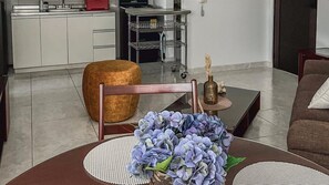 Departamento básico, aire acondicionado, vista a la ciudad | Área de sala de estar