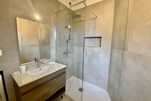 Ducha, secador de pelo, bidet, toallas