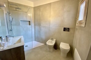 Dusche, Haartrockner, Bidet, Handtücher