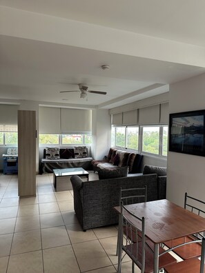 Appartement Supérieur | Bureau, espace de travail pour ordinateur portable, rideaux occultants