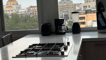 Departamento superior | Cocina privada | Refrigerador con congelador, microondas, horno y parrilla de estufa