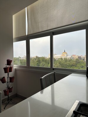 Departamento superior | Escritorio, espacio para trabajar con laptop y cortinas blackout