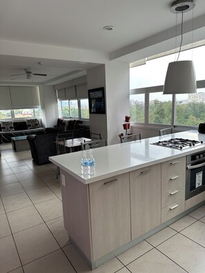 Departamento superior | Escritorio, espacio para trabajar con laptop y cortinas blackout