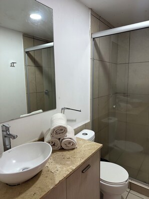 Douche, sèche-cheveux, serviettes fournies, savon