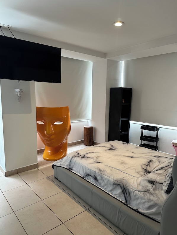 Departamento Deluxe, 1 cama matrimonial y sofá cama, para no fumadores, vista a la ciudad | Escritorio, espacio para trabajar con laptop y cortinas blackout