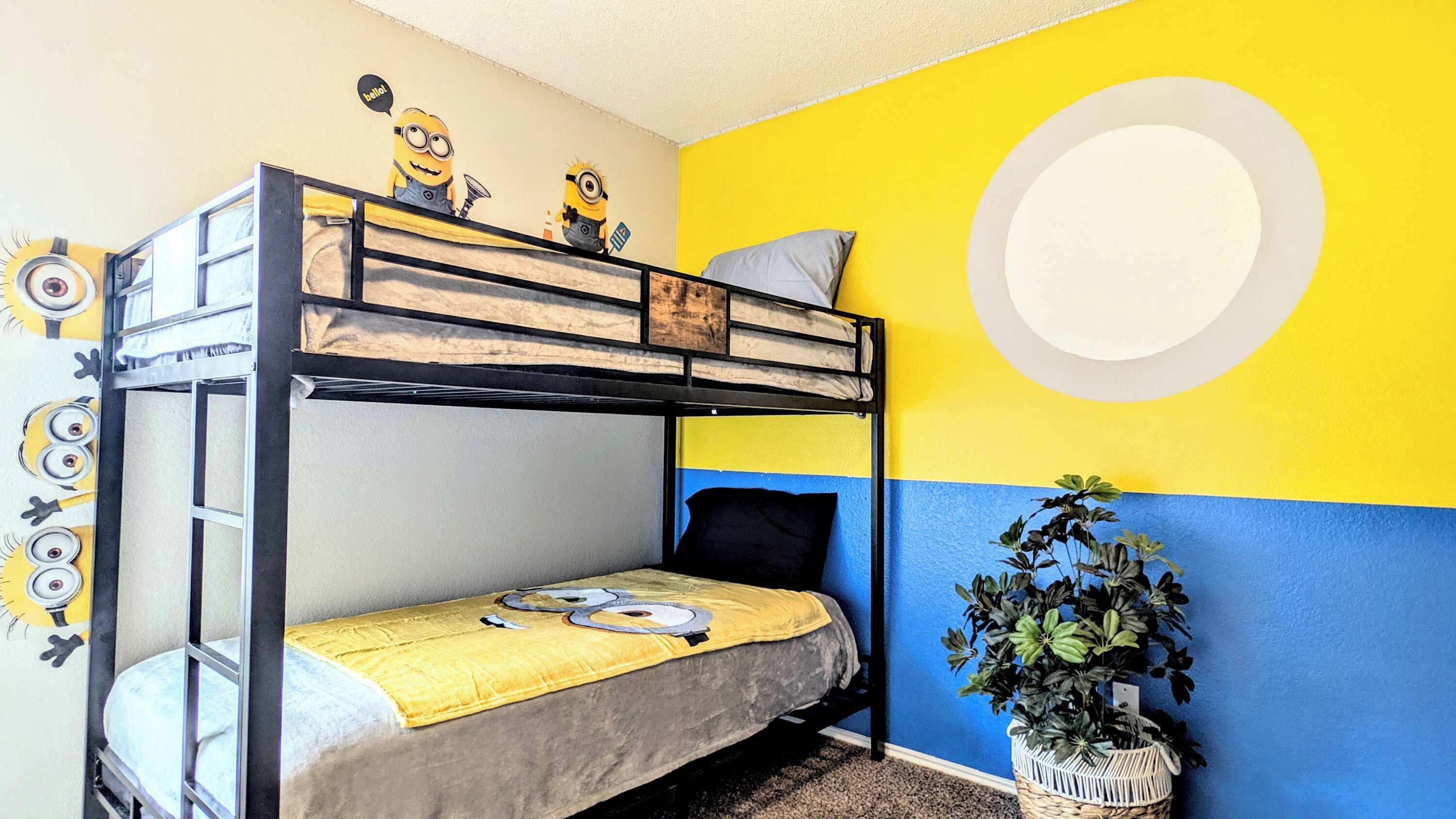 3 habitaciones, tabla de planchar con plancha y cuna de viaje 