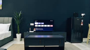 Familie studio, uitzicht op stad | Woonruimte | Een 43-inch smart-tv met kabelzenders, Netflix en streamingdiensten