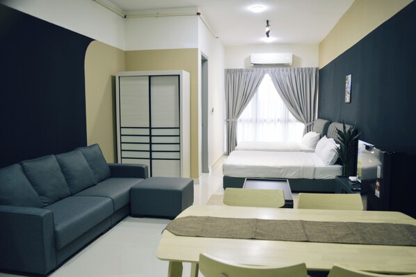 Studio familial, vue sur la ville | Bureau, espace de travail pour ordinateurs portables