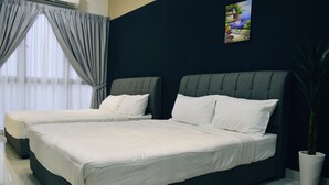 Una habitación de hotel moderna con dos camas, un ventanal con cortinas, una planta en maceta y un cuadro en la pared.