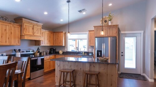 Brand New/Self Check-In/Smart TV/Full Kitchen/Quiet Neighborhood