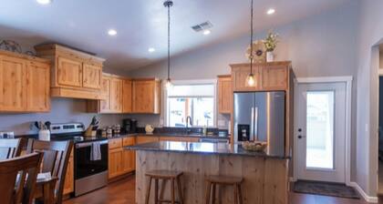 Brand New/Self Check-In/Smart TV/Full Kitchen/Quiet Neighborhood
