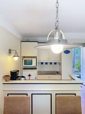 Fridge, dishwasher, cookware/dishes/utensils