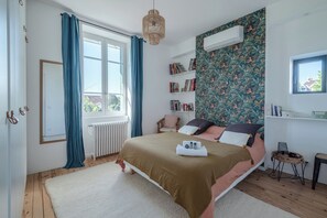 4 bedrooms, bed sheets