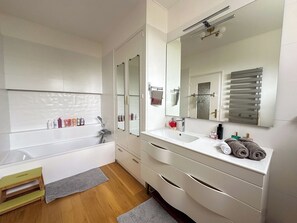 Shower, hair dryer, towels, soap - Spacious, elegant house overlooking Etang de Lannénec, 600m from Fort-Bloqué (Ploemeur)