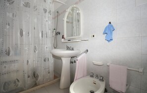 Shower, hair dryer - 2 bedroom lovely home in Finaiti, Santa Croce C (Finaiti, Santa Croce C)