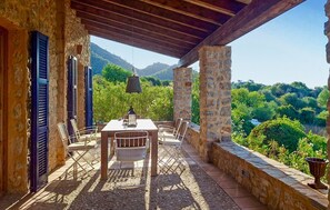 Outdoor dining - Stunning home in Sant Llorenc des Carda (Sant Llorenc des Carda)