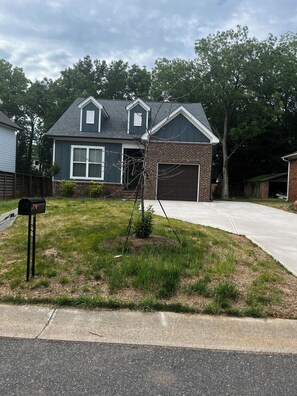 Exterior - 4-bedroom house in charming Charlotte with WiFi, AC. Book now (Charlotte)