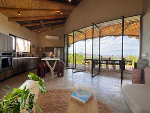 Smart TV, books, stereo - Moon Shape Villa with 360-degree  Mountain Views (Matapalo)