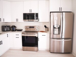 Kühlschrank, Mikrowelle, Ofen, Geschirrspüler