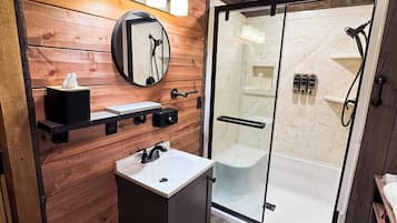 Douche, sĂšche-cheveux, serviettes fournies, savon