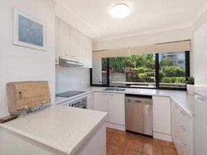 Kjøleskap, mikrobølgeovn, ovn og kokeplater