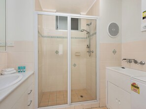 Douche, sèche-cheveux