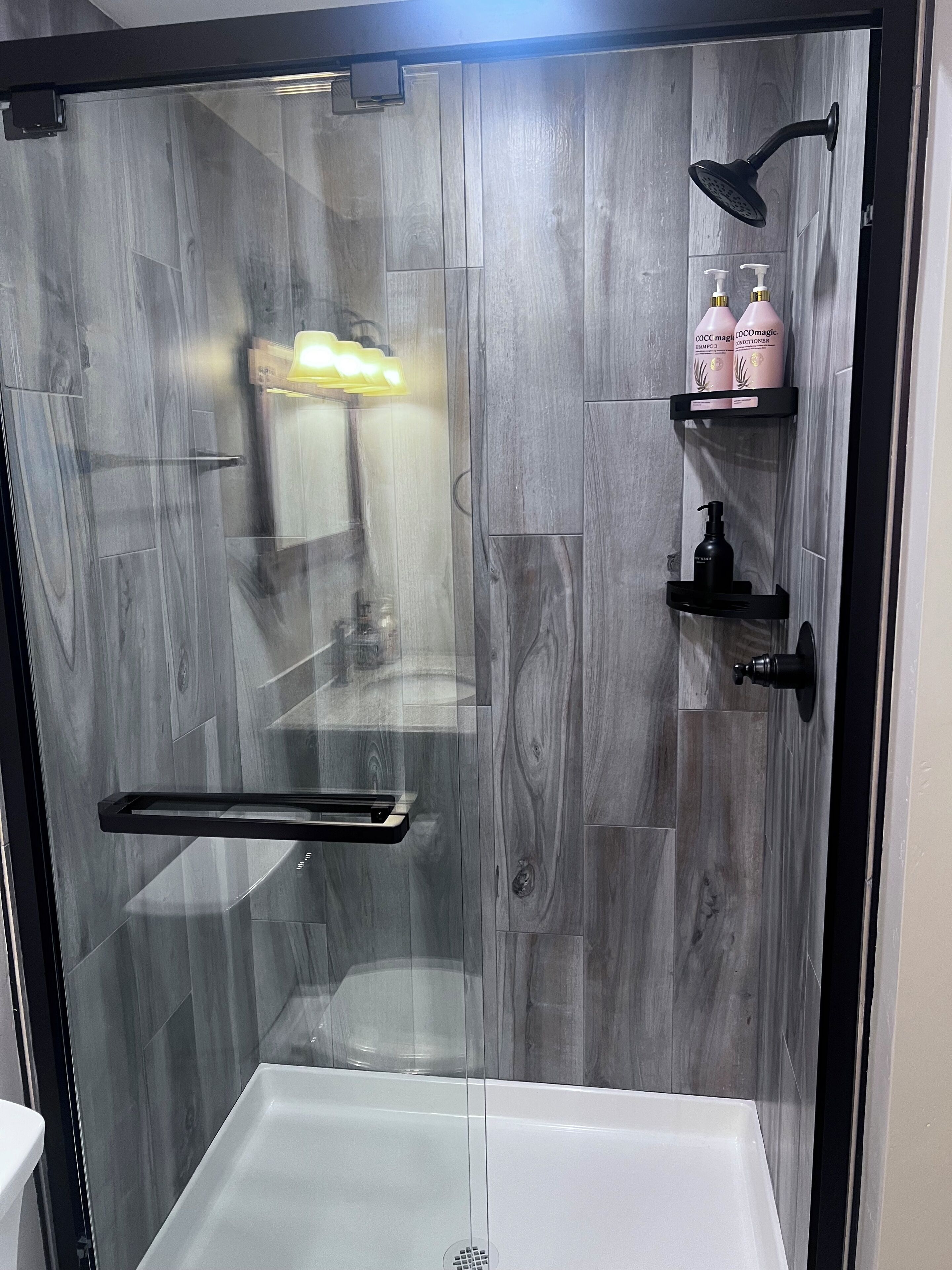 Suihku, hiustenkuivaaja, pyyhkeet, saippua