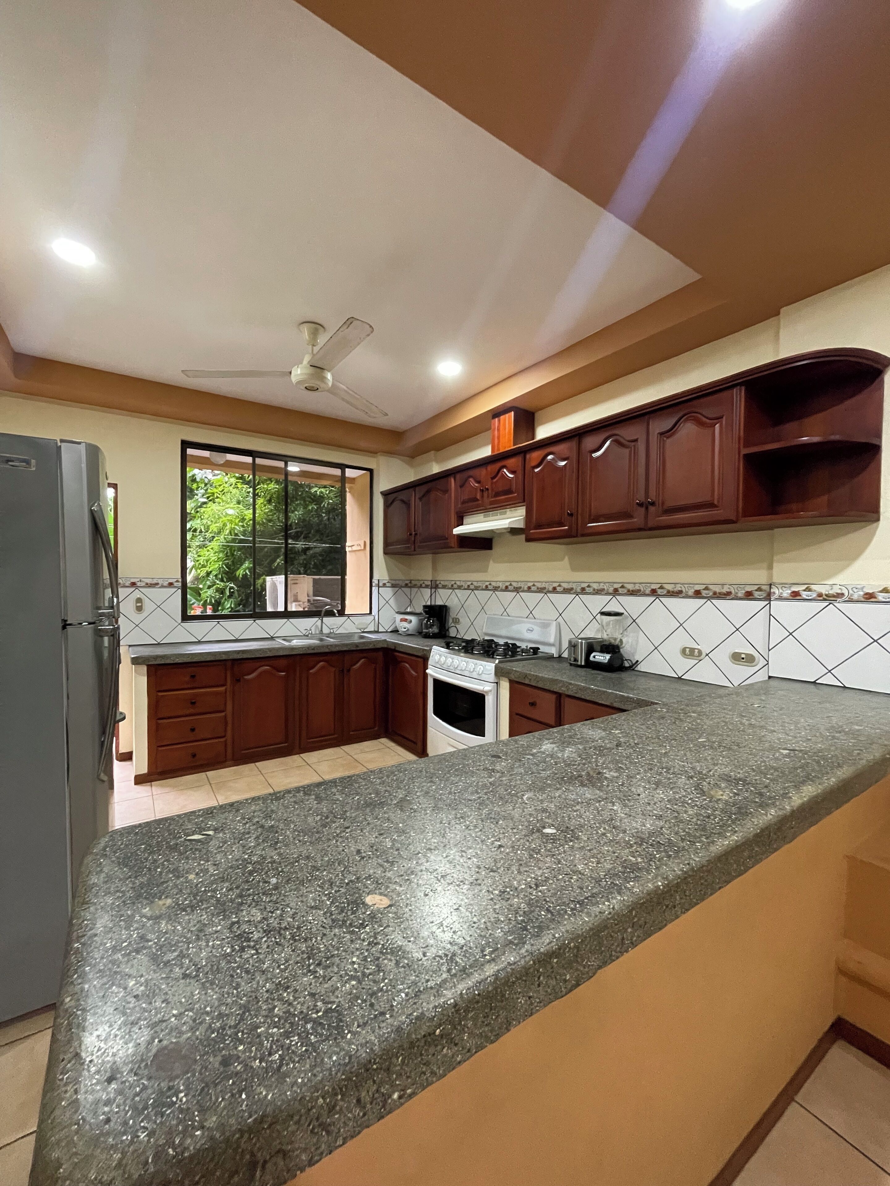 Refrigerador, horno, cafetera/tetera, tostadora