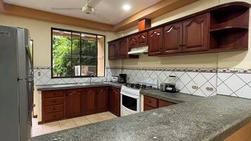 Refrigerador, horno, cafetera/tetera, tostadora